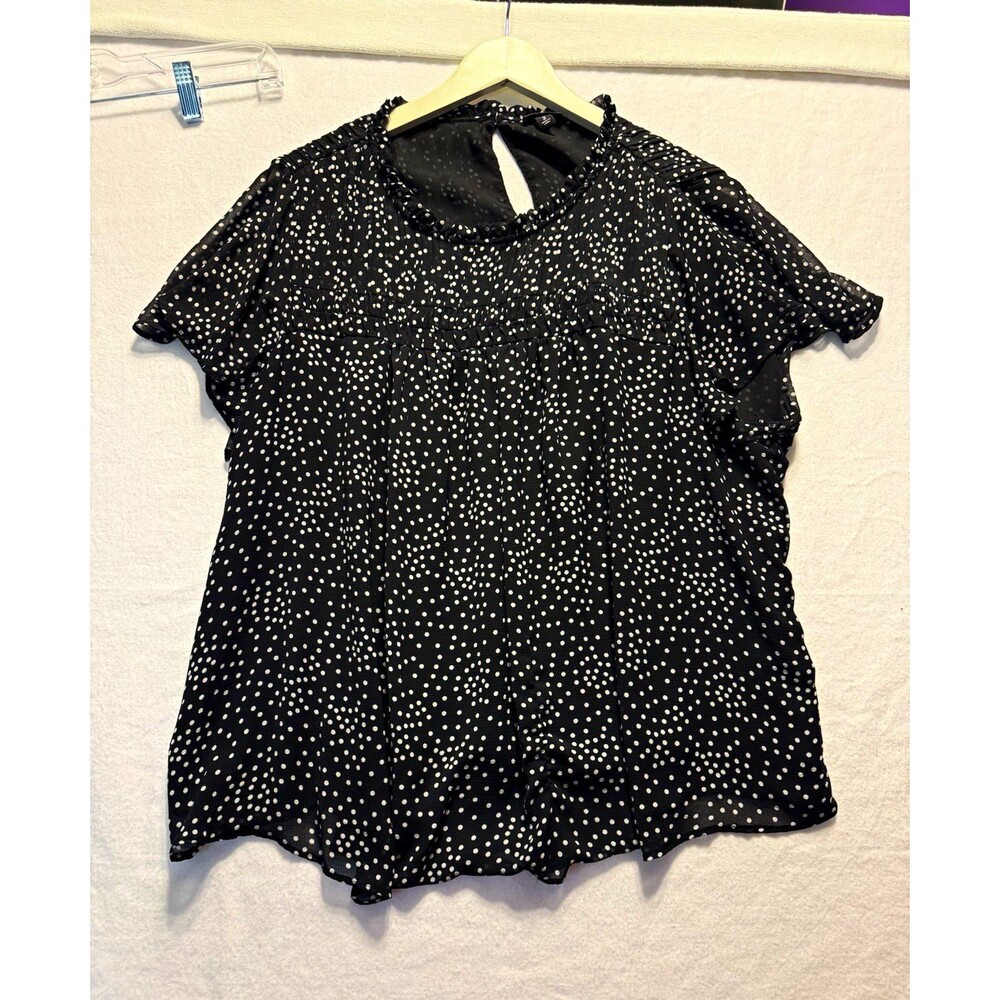 Torrid women's plus size 2 (2X) black and white dotted blouse.